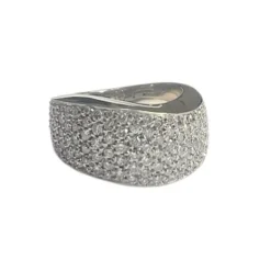 Bague en or blanc de style contemporain avec diamants