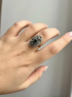 Bague en or blanc de style baroque avec péridot et diamants
