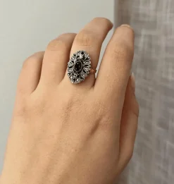 Bague en or blanc de style baroque avec péridot et diamants