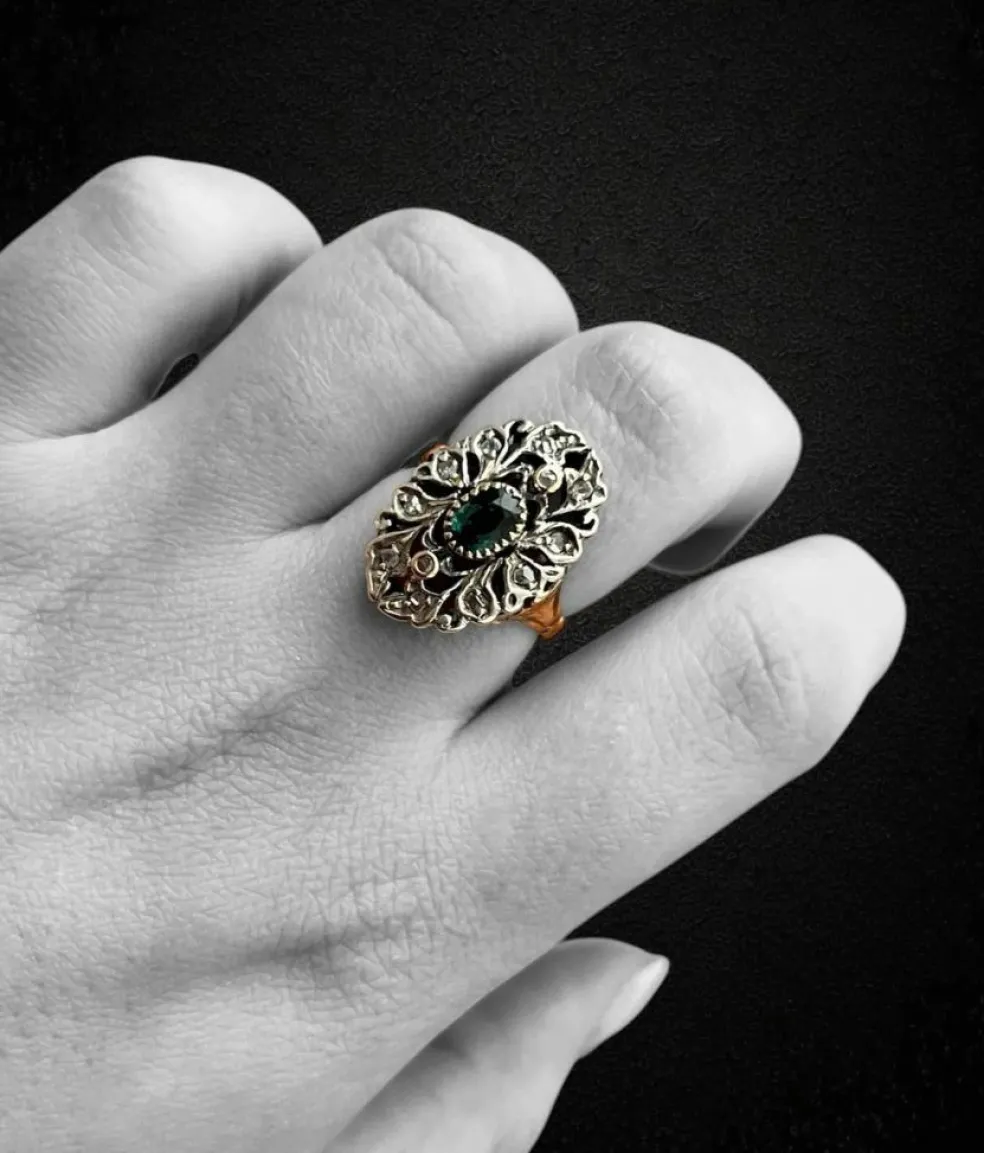 Bague en or blanc de style baroque avec péridot et diamants
