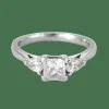 Bague en or blanc, diamant princesse et diamants poires