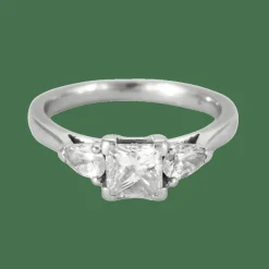Bague en or blanc, diamant princesse et diamants poires