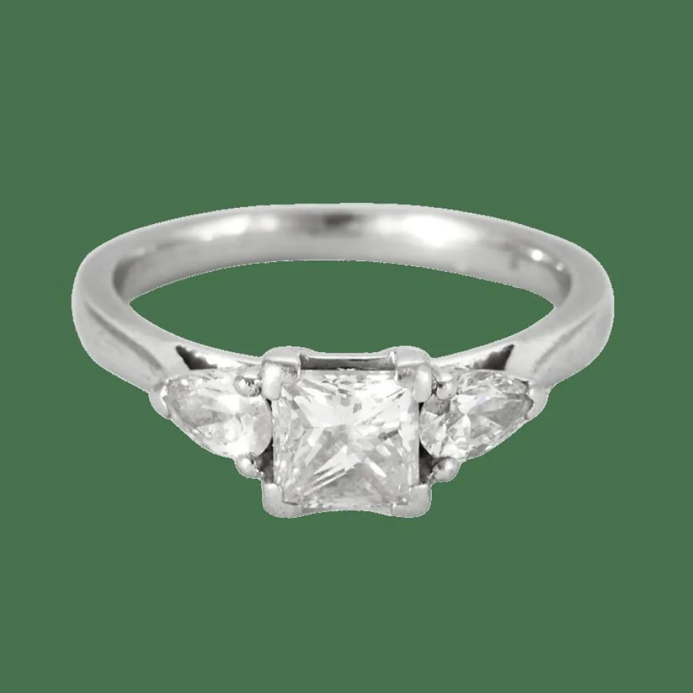 Bague en or blanc, diamant princesse et diamants poires