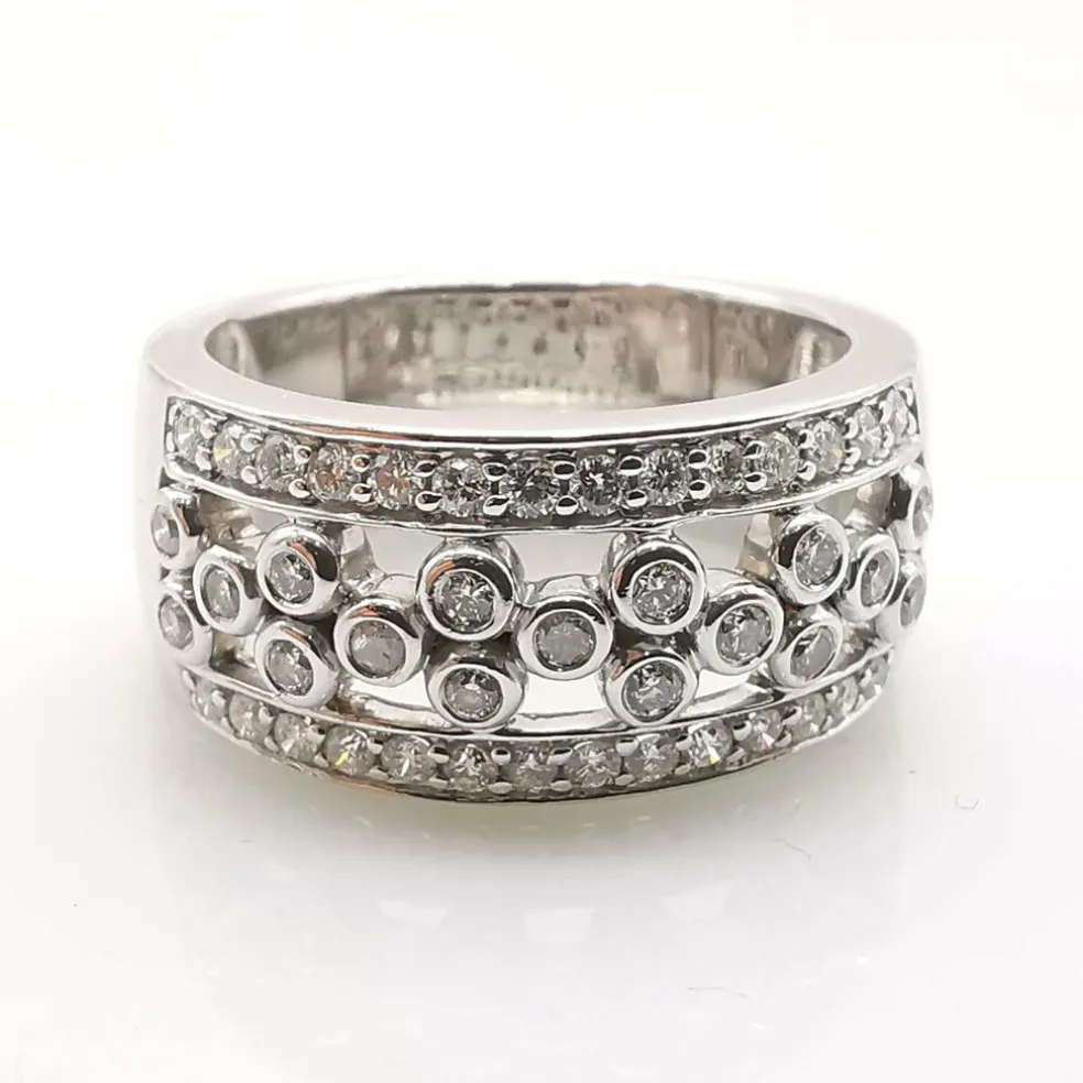 Bague en or blanc diamants