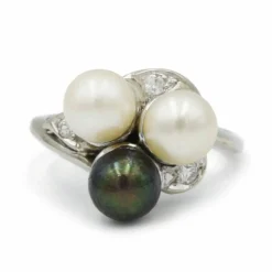 Bague en or blanc, diamants & perles