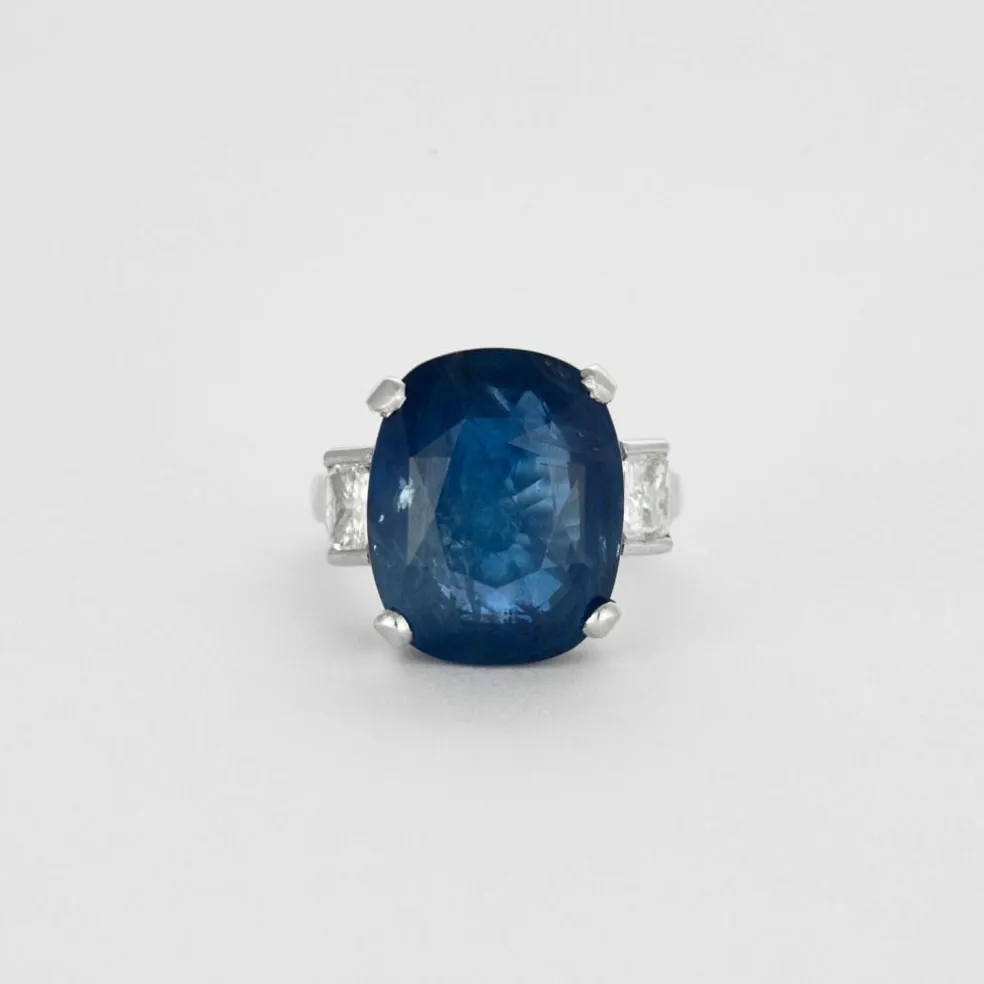 Bague en or blanc, diamants et saphir