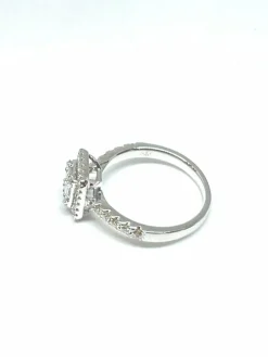 Bague en or blanc, diamants