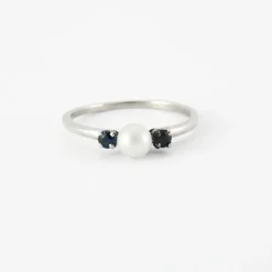 Bague en or blanc, diamants & perle