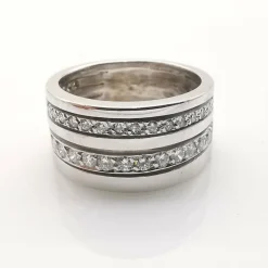 Bague en or blanc diamants