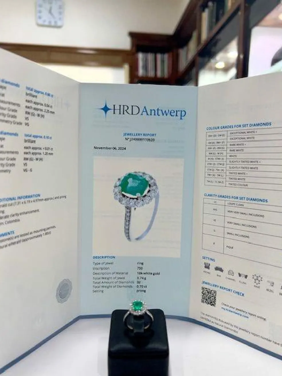 Bague en or blanc, diamant et émeraude, de conception contemporaine - avec certificat d'authenticité