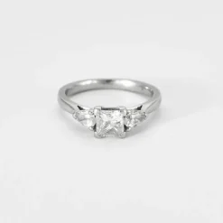 Bague en or blanc, diamant princesse et diamants poires