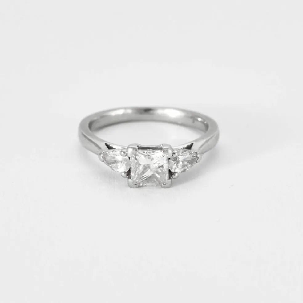 Bague en or blanc, diamant princesse et diamants poires