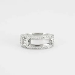 Bague en or blanc, diamant mobile