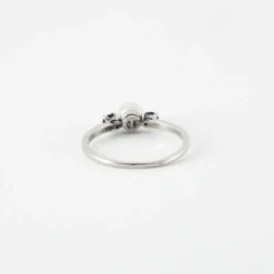 Bague en or blanc, diamants & perle