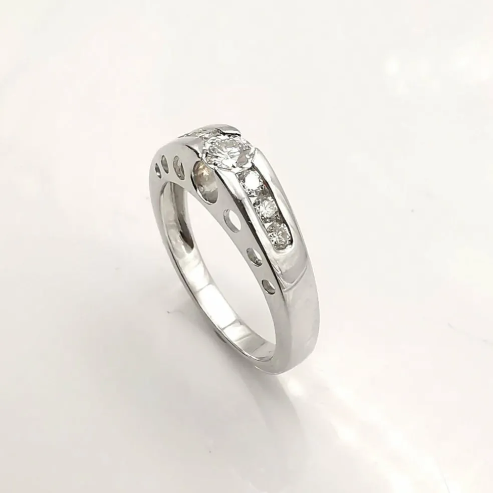 Bague en or blanc diamants
