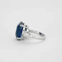Bague en or blanc, diamants et saphir