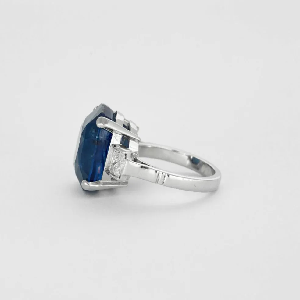 Bague en or blanc, diamants et saphir