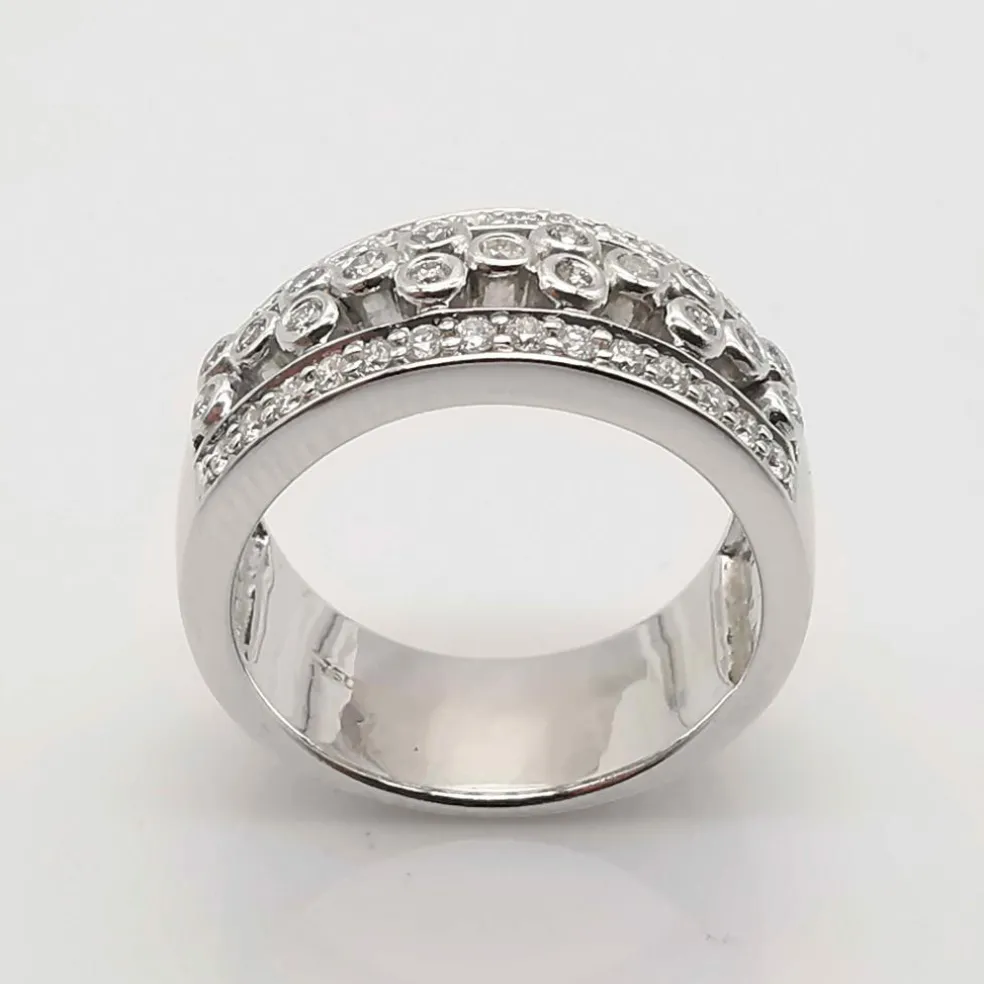 Bague en or blanc diamants
