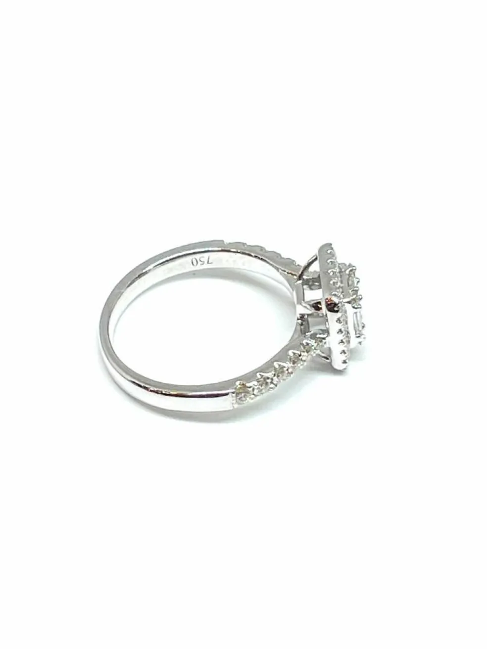 Bague en or blanc, diamants