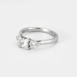 Bague en or blanc, diamant princesse et diamants poires