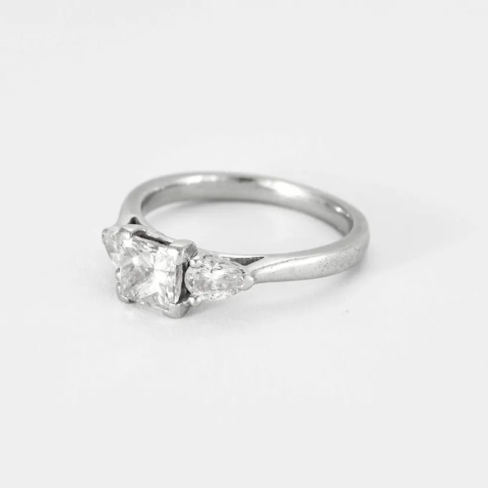 Bague en or blanc, diamant princesse et diamants poires