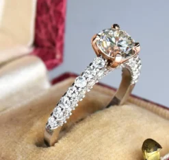 Bague en or blanc diamants