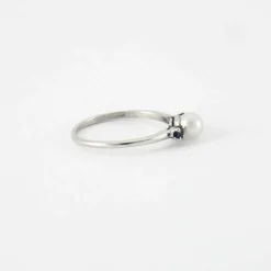 Bague en or blanc, diamants & perle