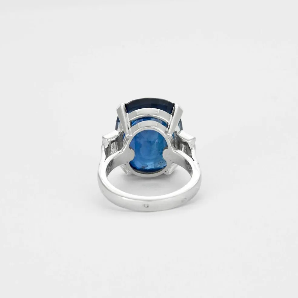Bague en or blanc, diamants et saphir