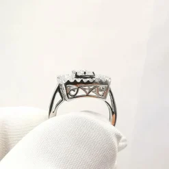 Bague en or blanc diamants