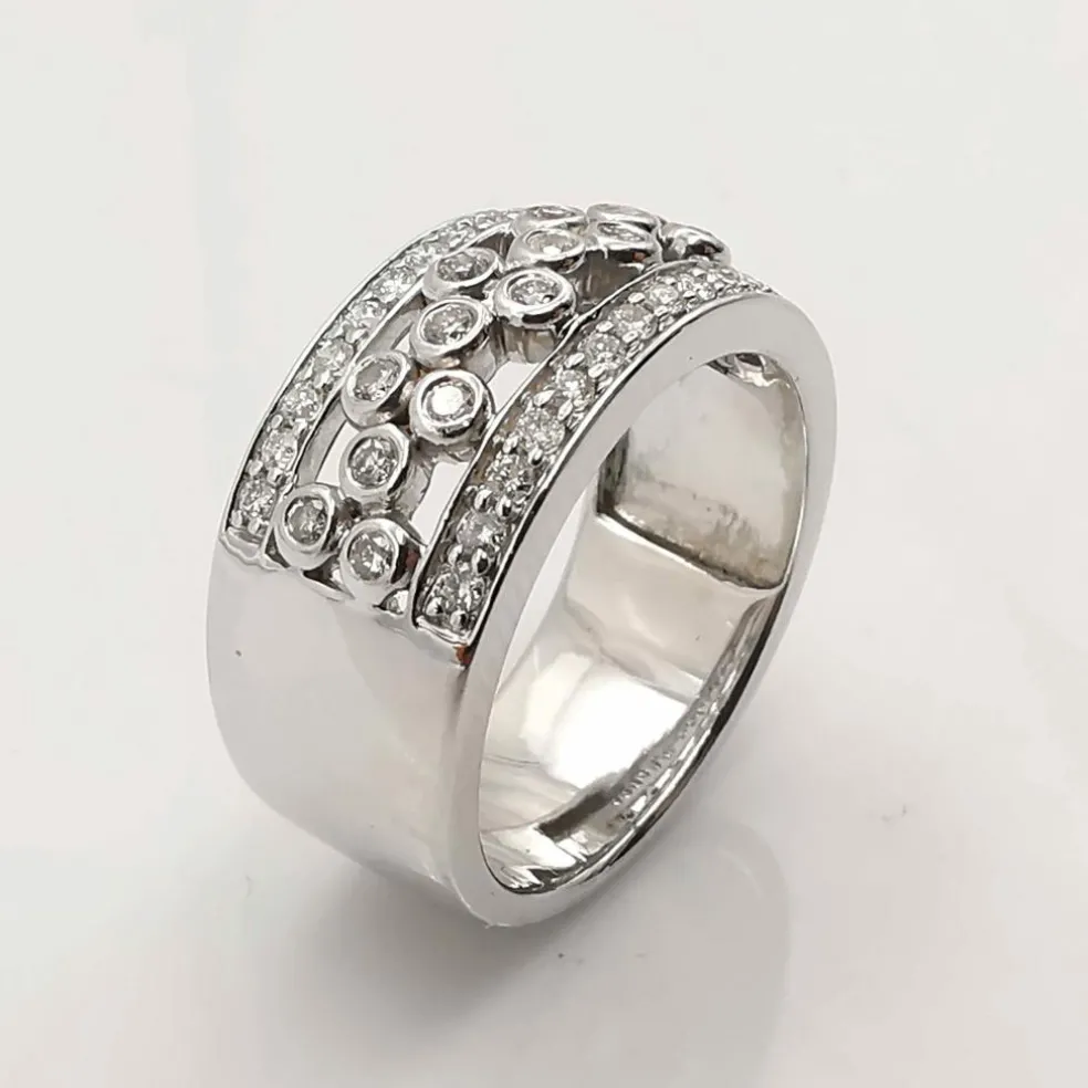 Bague en or blanc diamants
