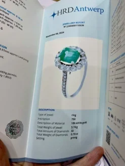 Bague en or blanc, diamant et émeraude, de conception contemporaine - avec certificat d'authenticité