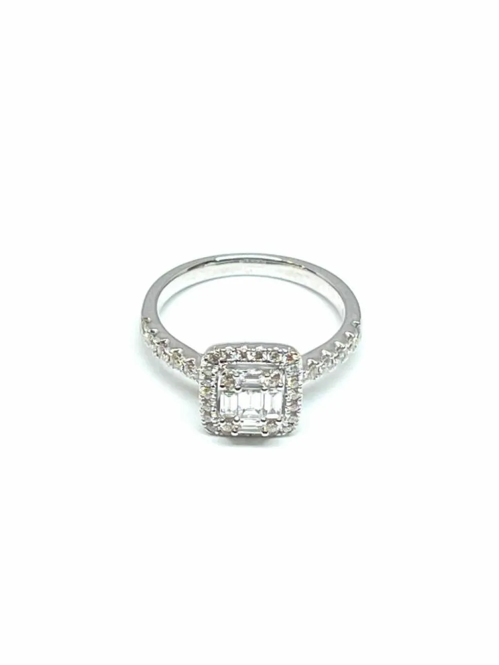 Bague en or blanc, diamants