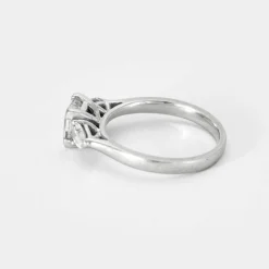 Bague en or blanc, diamant princesse et diamants poires