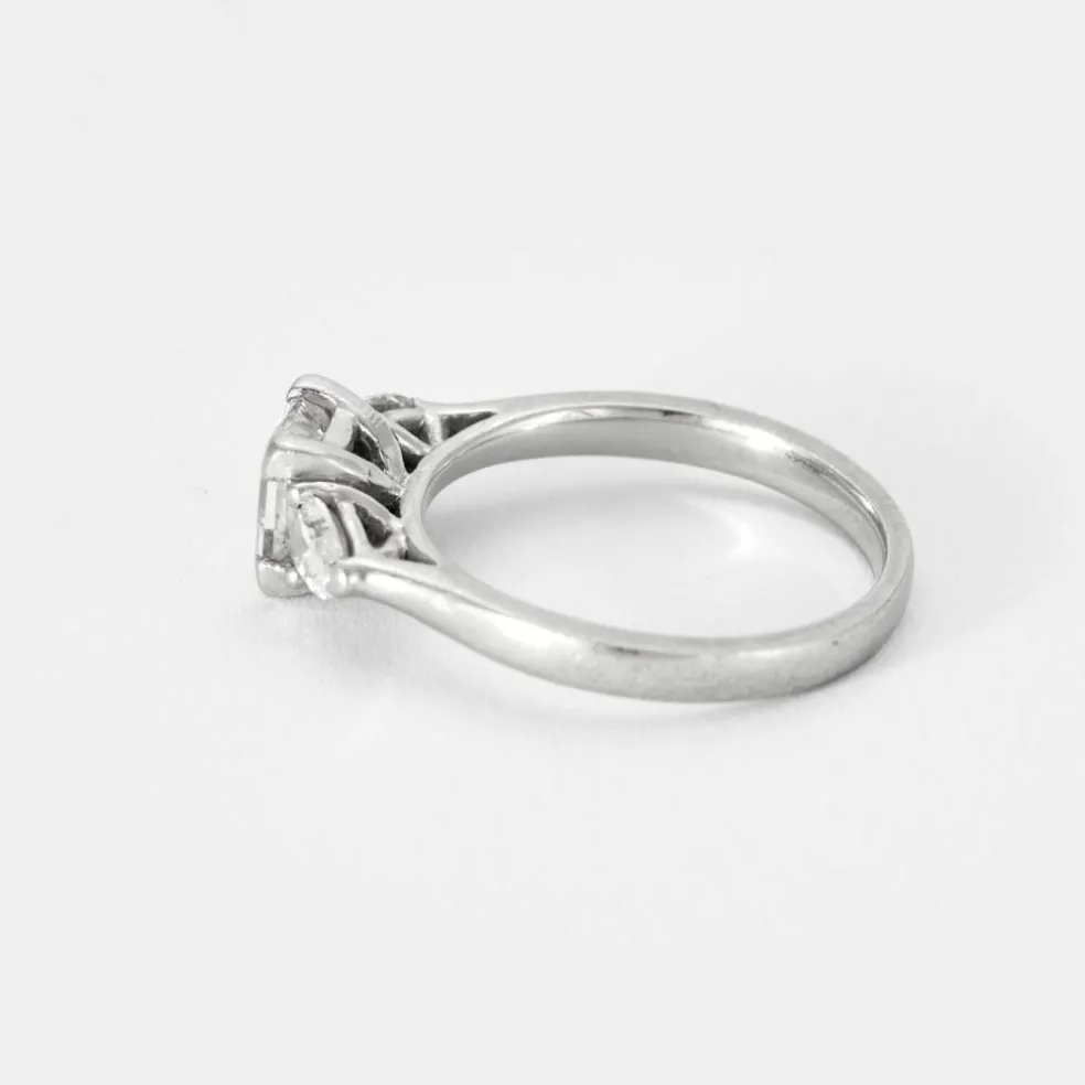 Bague en or blanc, diamant princesse et diamants poires