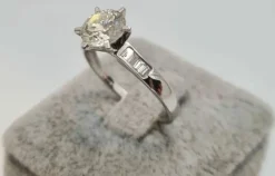 Bague en Or blanc, diamants