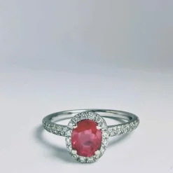 Bague en or blanc diamants et rubis