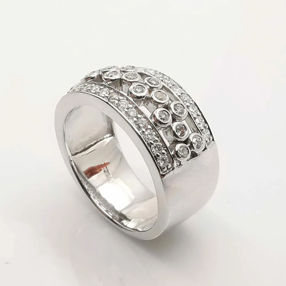 Bague en or blanc diamants