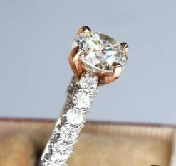 Bague en or blanc diamants
