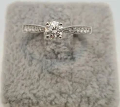 Bague en Or blanc diamants naturels