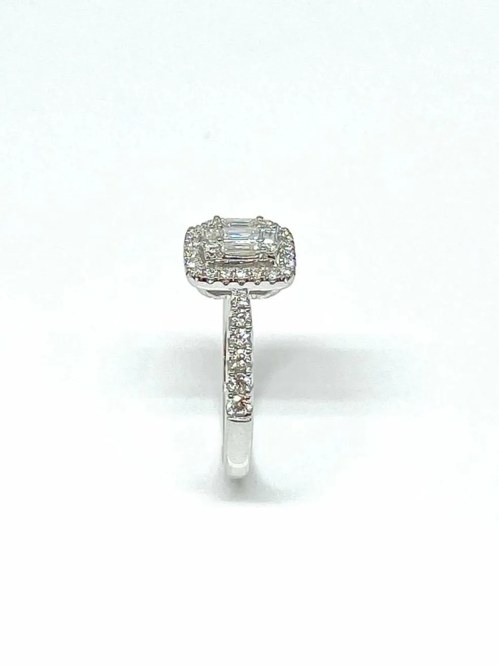 Bague en or blanc, diamants