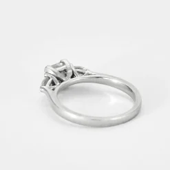 Bague en or blanc, diamant princesse et diamants poires