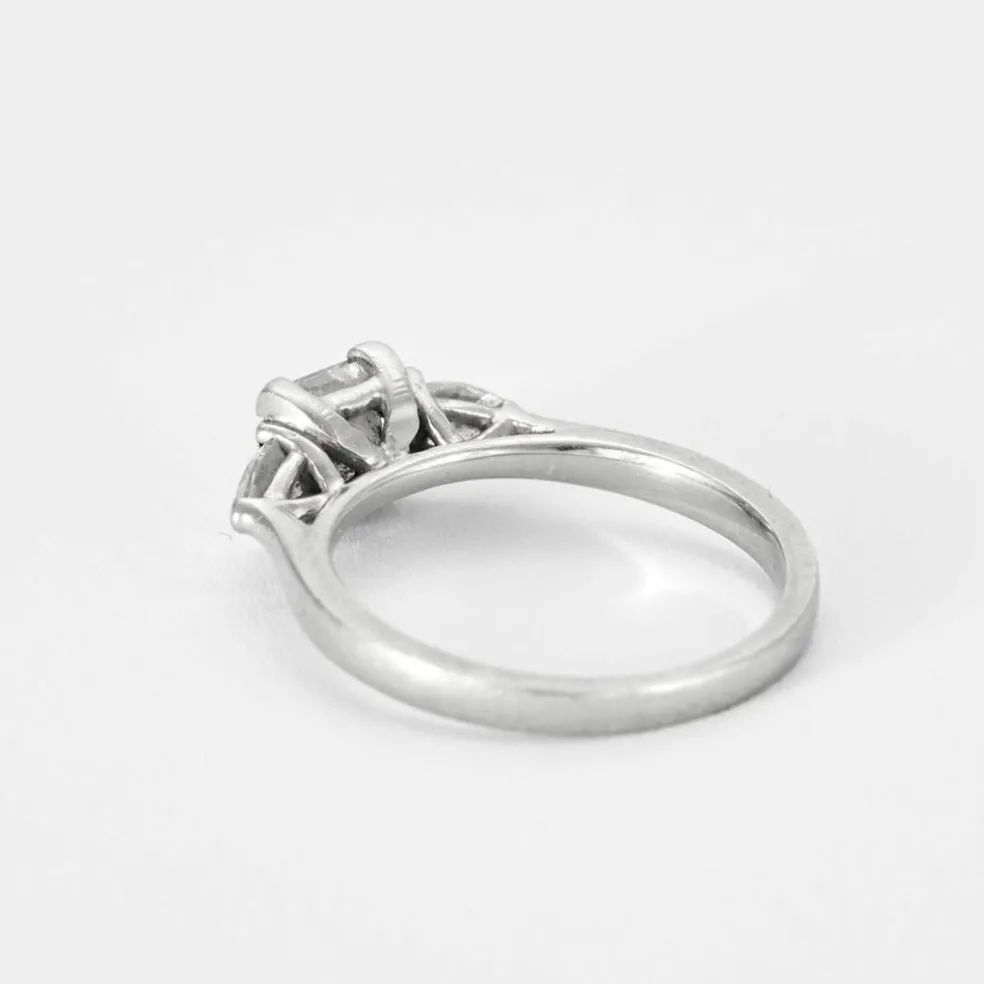Bague en or blanc, diamant princesse et diamants poires