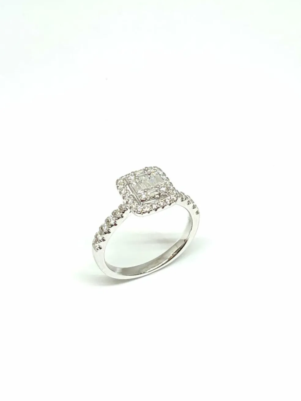 Bague en or blanc, diamants
