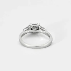 Bague en or blanc, diamant princesse et diamants poires