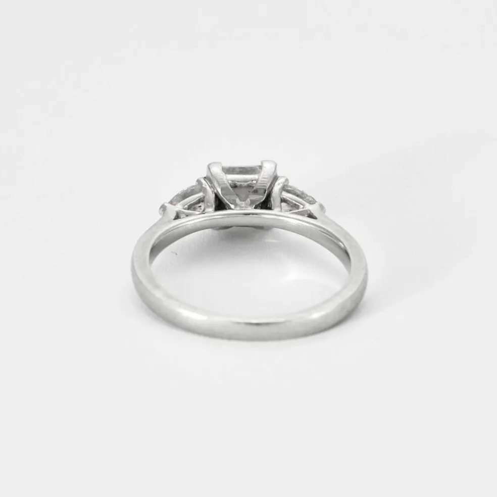 Bague en or blanc, diamant princesse et diamants poires