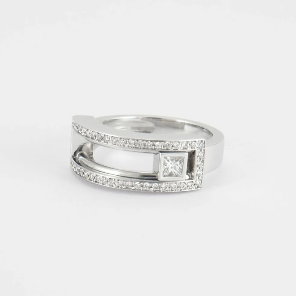 Bague en or blanc, diamant mobile