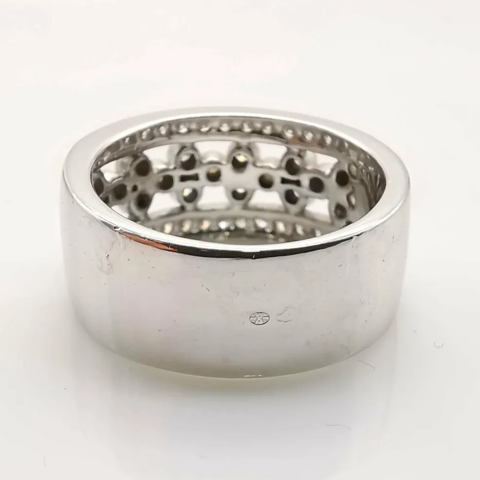 Bague en or blanc diamants