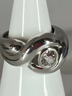 Bague en or blanc, diamant