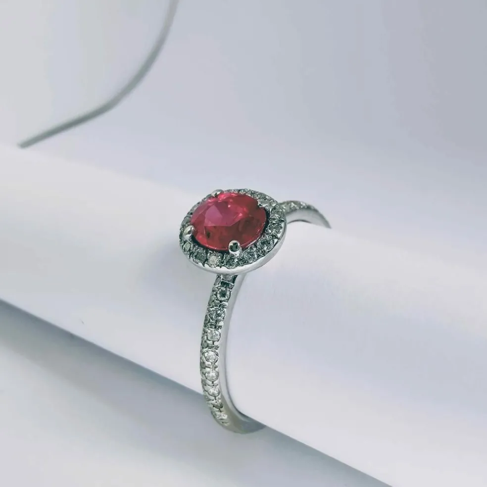 Bague en or blanc diamants et rubis