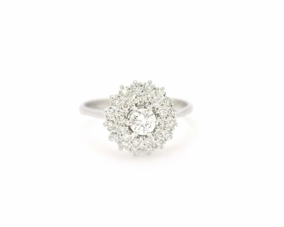 Bague en or blanc entourée de diamants